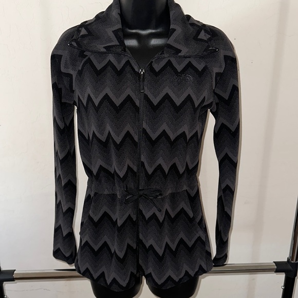 The North Face Women’s Zip Up Chevron Print Jacket w/ Cinched Waist - Picture 4 of 12